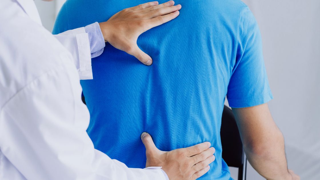 Fisioterapeuta em Aveiro a orientar exercício de reabilitação para a dor crónica nas costas