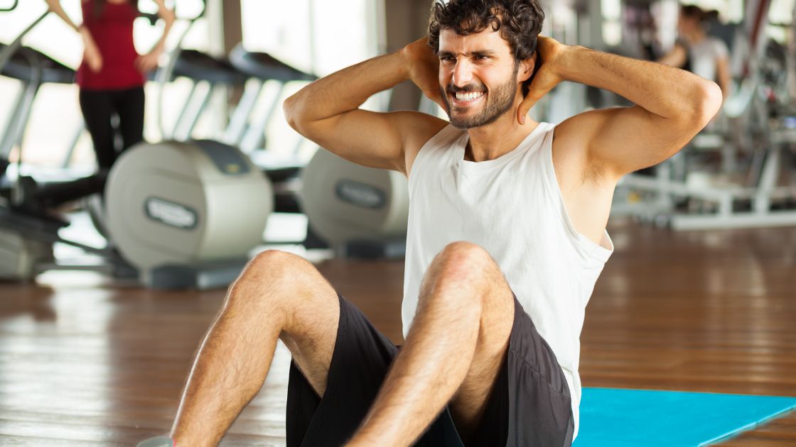 Pessoa a fazer prancha abdominal, com um fisioterapeuta a observar o padrão de movimento
