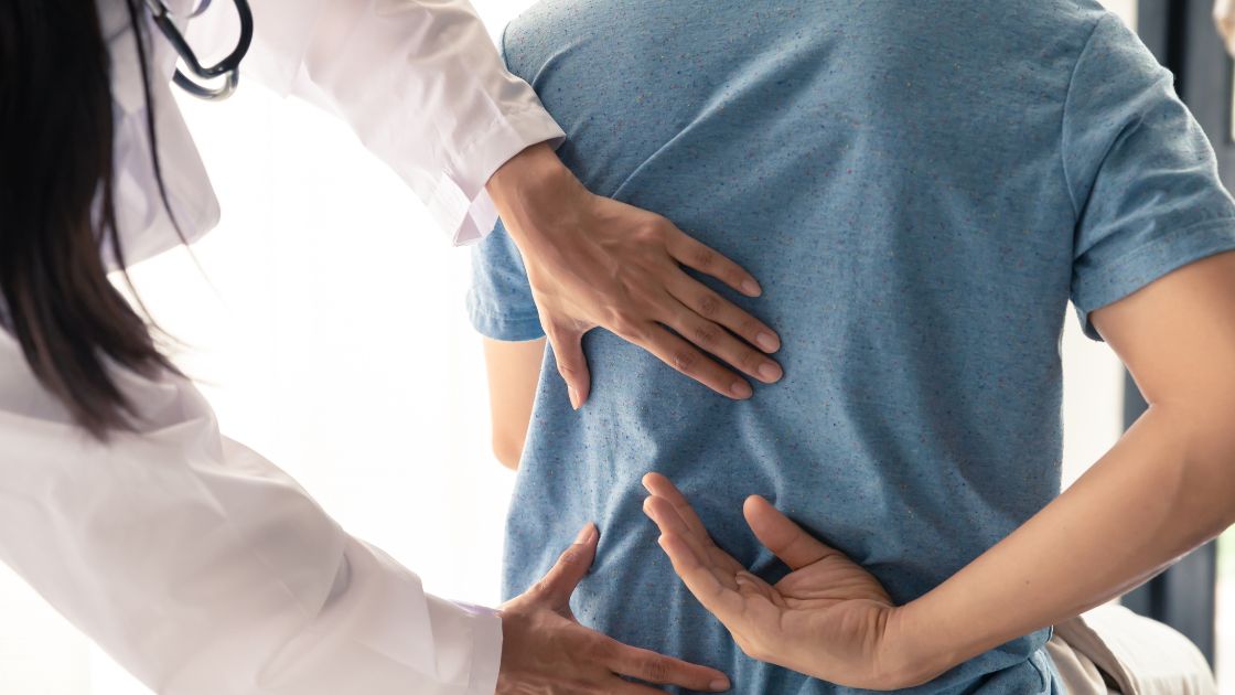 Várias pessoas diferentes, sugerindo que a dor nas costas é vivida de forma única por cada uma