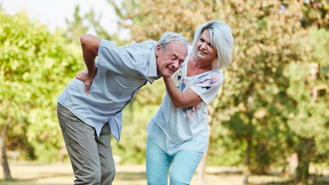 Fisioterapeuta em Aveiro em consulta com um paciente com dor crónica nas costas