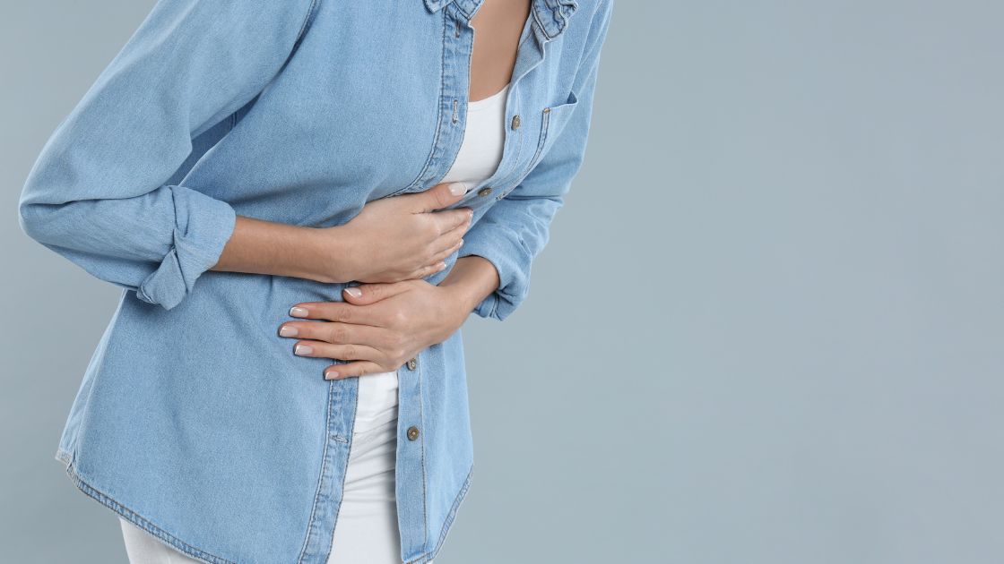 Ilustração da ligação entre o intestino e o cérebro, sugerindo o eixo intestino-cérebro e a dor