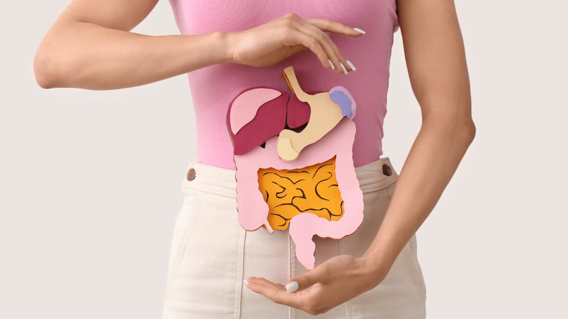 Alimentos ricos em fibra e símbolo da ligação entre intestino e coluna, sugerindo o eixo intestino-dor