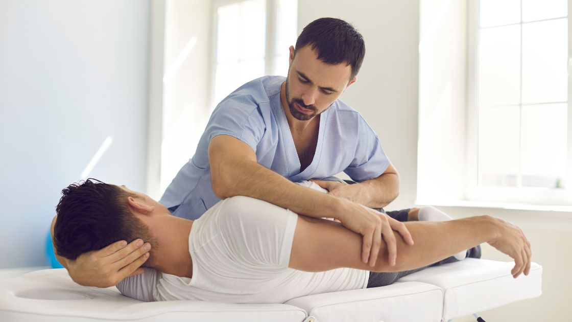 Fisioterapeuta em Aveiro a aplicar terapia manual nas costas de um paciente