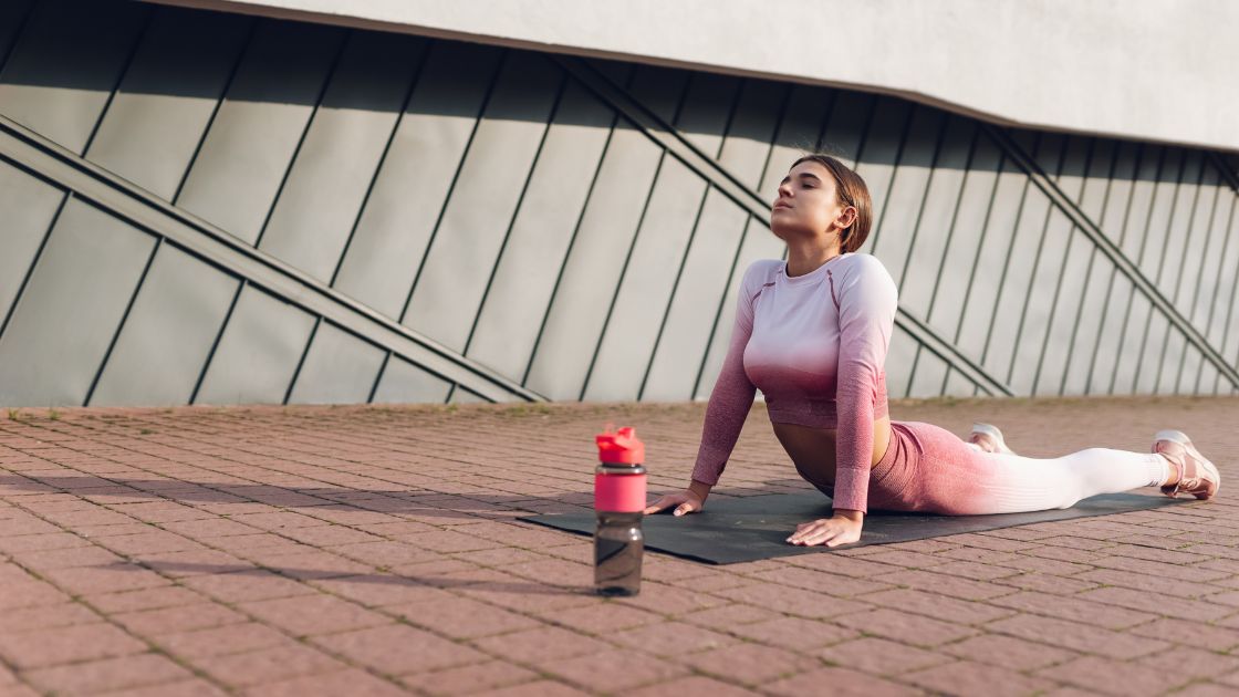 Pessoa a mover-se de forma relaxada e natural, ilustrando a alternativa à tensão abdominal constante